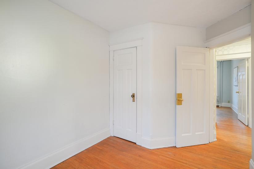 Property listing for 115 Balsam Ave S, Hamilton, ON