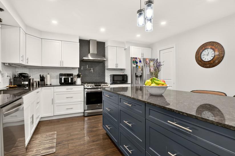 Property listing for 98 First Rd. W., Stoney Creek, ON