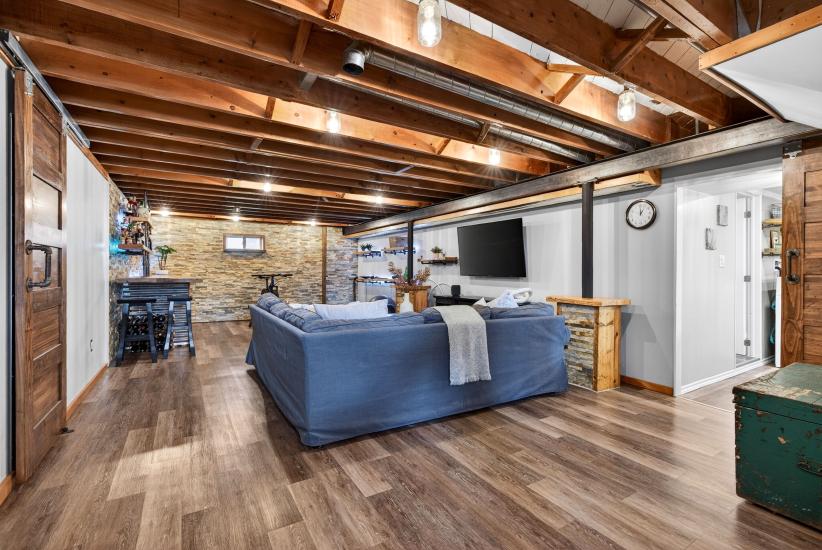 Property listing for 380 East 37th St., Hamilton, ON