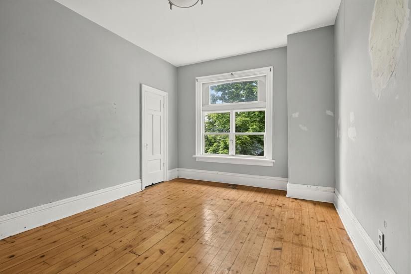 Property listing for 86 Sherman Ave. N., Hamilton, ON