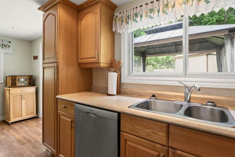 Property listing for 47 Witherspoon St., Dundas, ON