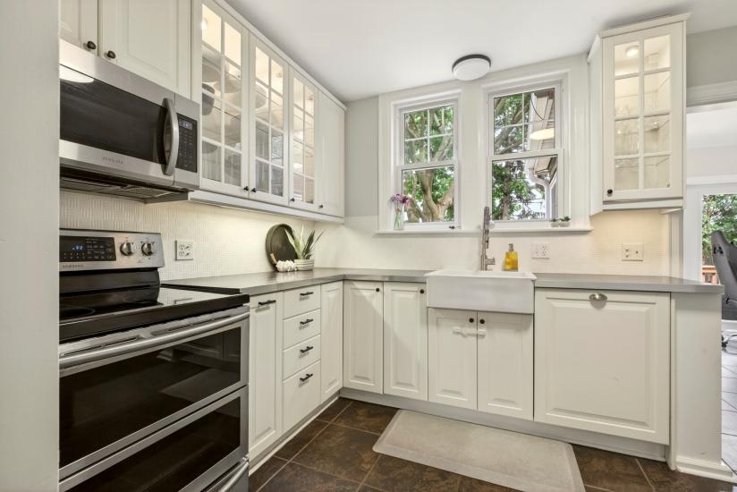 Property listing for 13 Tweedsmuir Ave., Dundas, ON