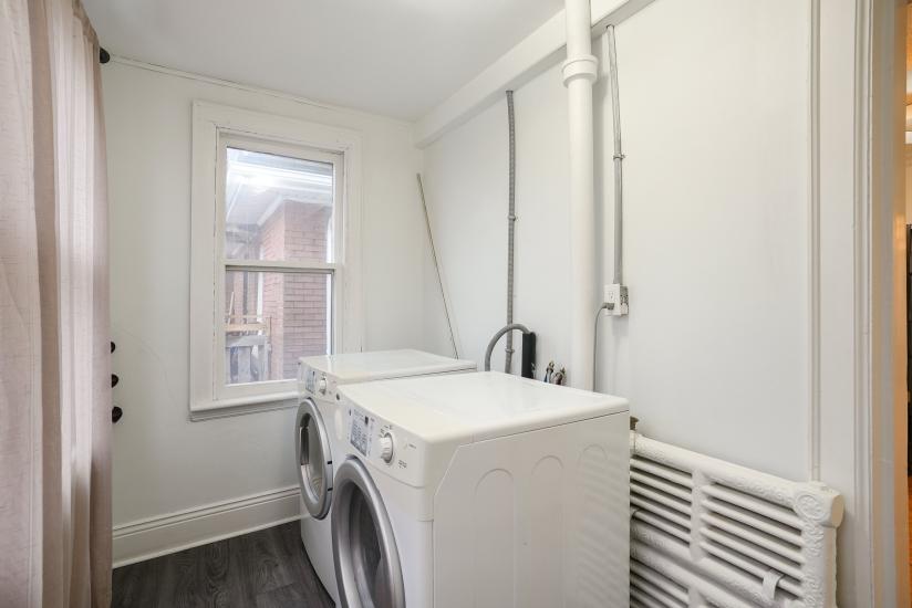 Property listing for 115 Balsam Ave S, Hamilton, ON