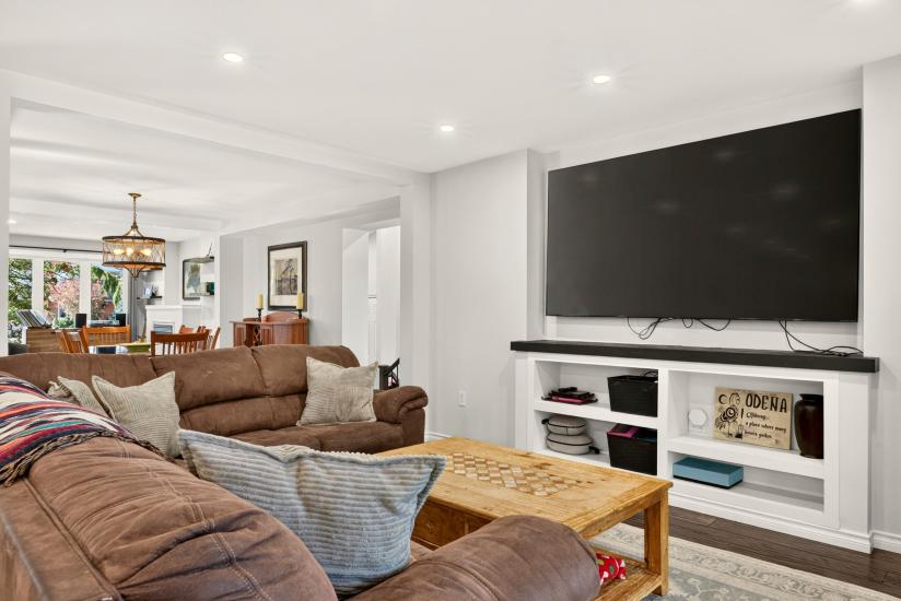 Property listing for 98 First Rd. W., Stoney Creek, ON