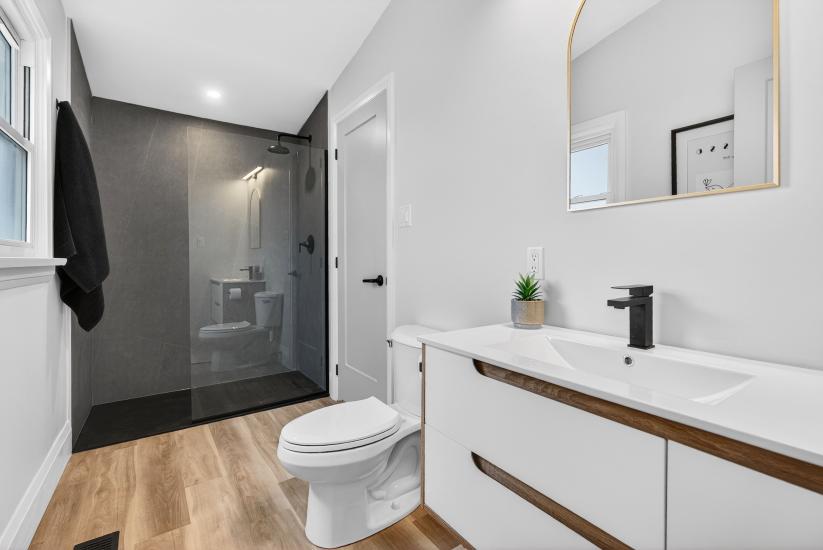 Property listing for 330 East 15th St, Hamilton, ON