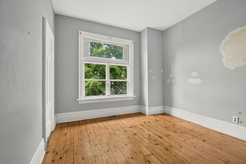 Property listing for 86 Sherman Ave. N., Hamilton, ON