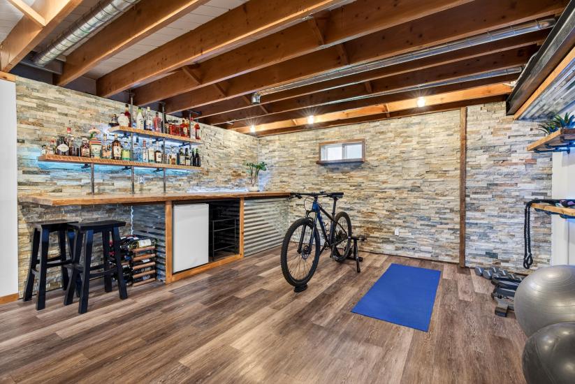 Property listing for 380 East 37th St., Hamilton, ON