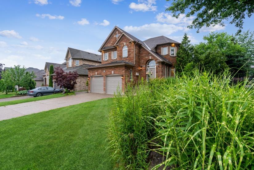 Property listing for 100 Davidson Blvd., Dundas, ON