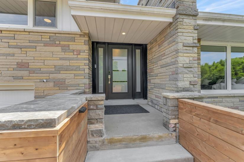 Property listing for 672 Hiawatha Blvd., Ancaster, ON