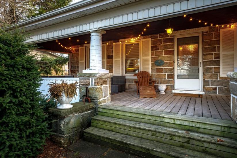 Property listing for 982 HWY 8, Stoney Creek, ON