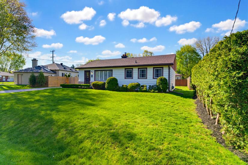 Property listing for 10 Oakley Crt., Ancaster, ON