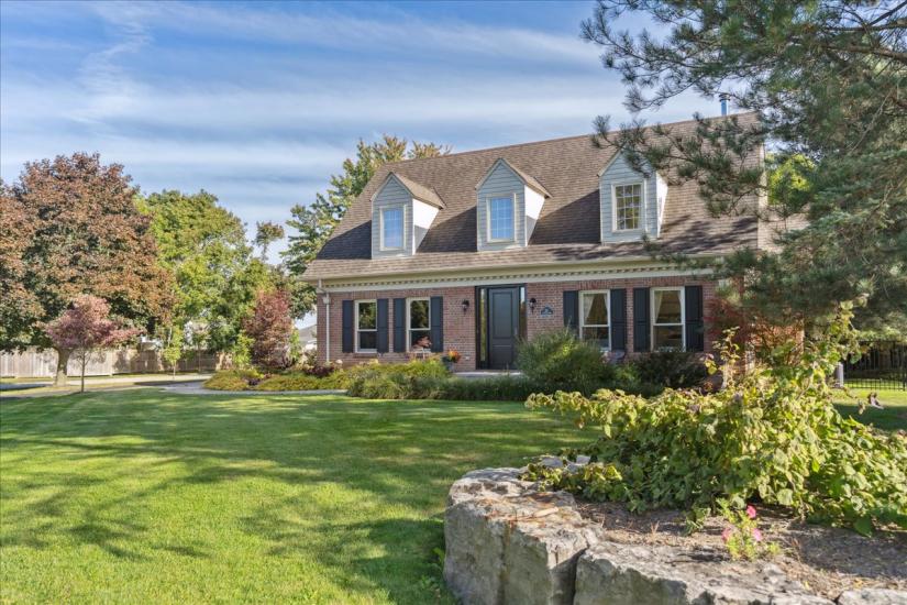 Property listing for 34 Gladiola Dr., Carlisle, ON