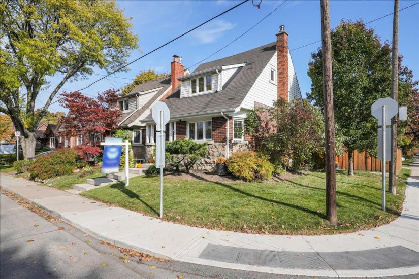 Property listing for 16 Paradise Rd. N., Hamilton, ON