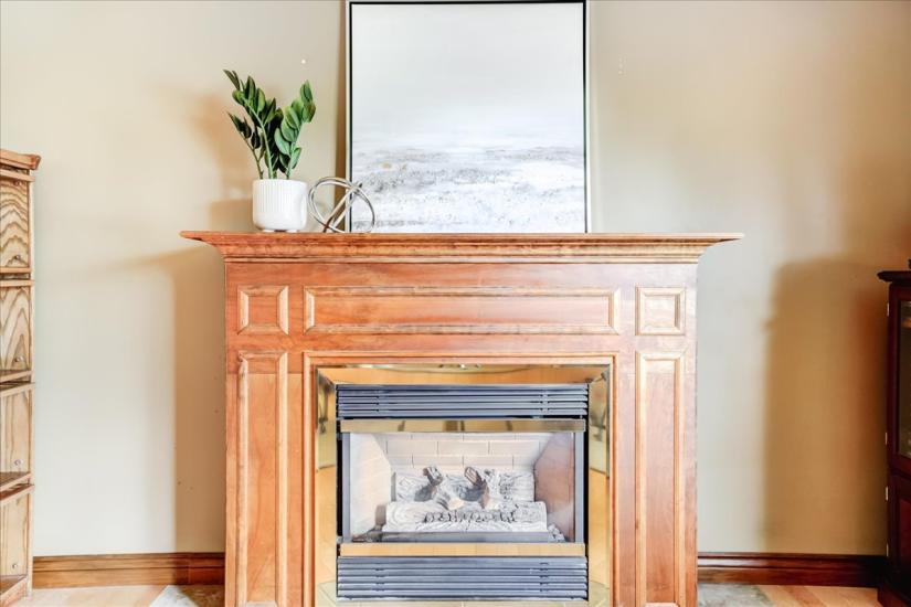 Property listing for 607 Iroquois Ave., Ancaster, ON