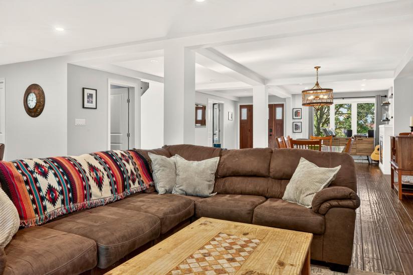 Property listing for 98 First Rd. W., Stoney Creek, ON