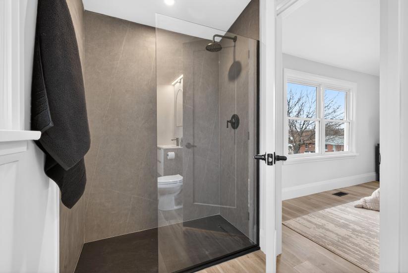 Property listing for 330 East 15th St, Hamilton, ON