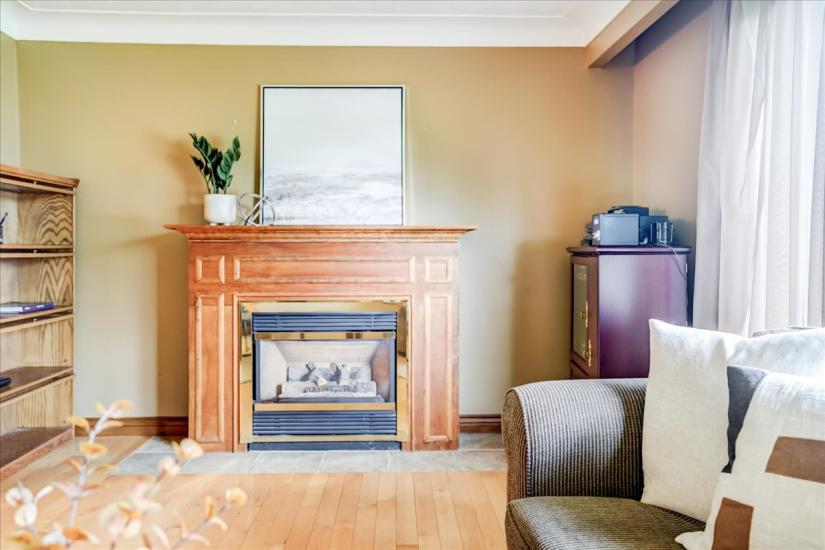 Property listing for 607 Iroquois Ave., Ancaster, ON