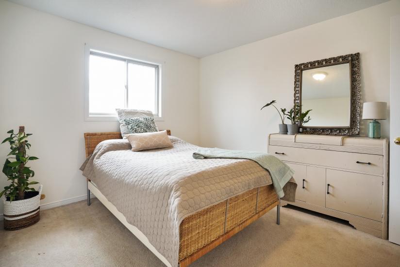 Property listing for 154 Hepburn Cres., Hamilton, ON