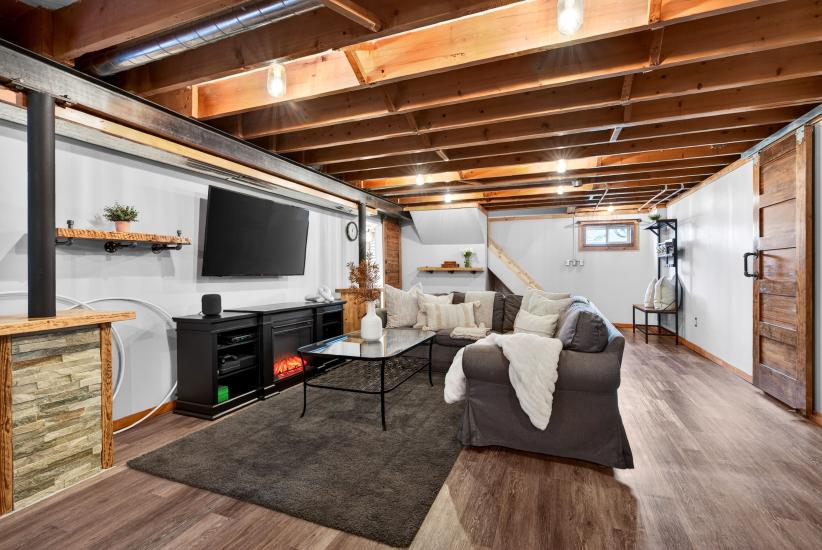 Property listing for 380 East 37th St., Hamilton, ON