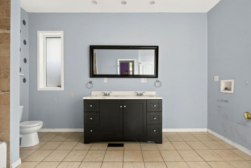 Property listing for 86 Sherman Ave. N., Hamilton, ON