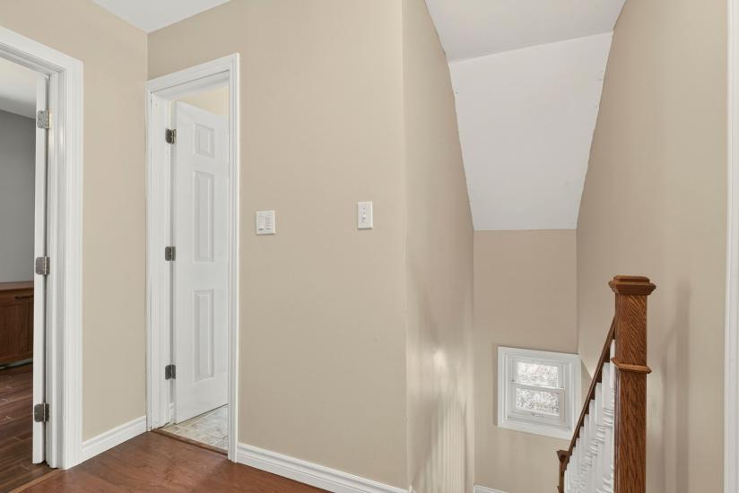 Property listing for 47 Witherspoon St., Dundas, ON