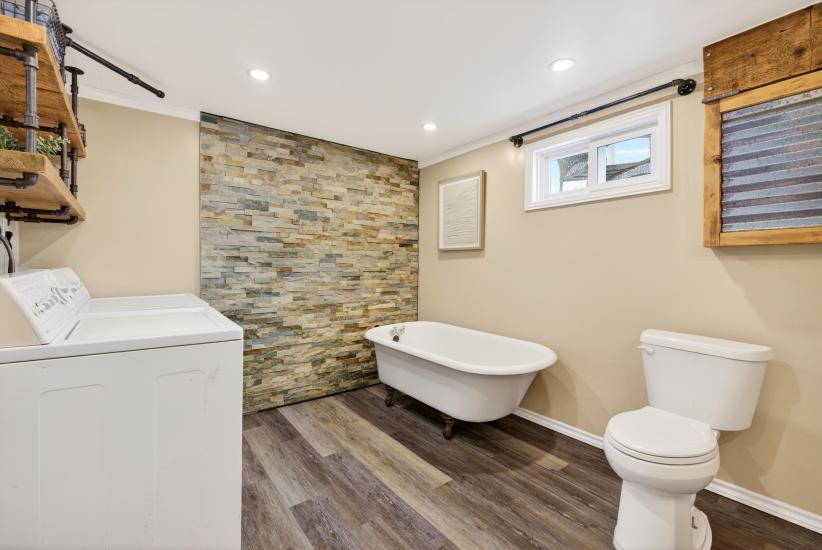 Property listing for 380 East 37th St., Hamilton, ON