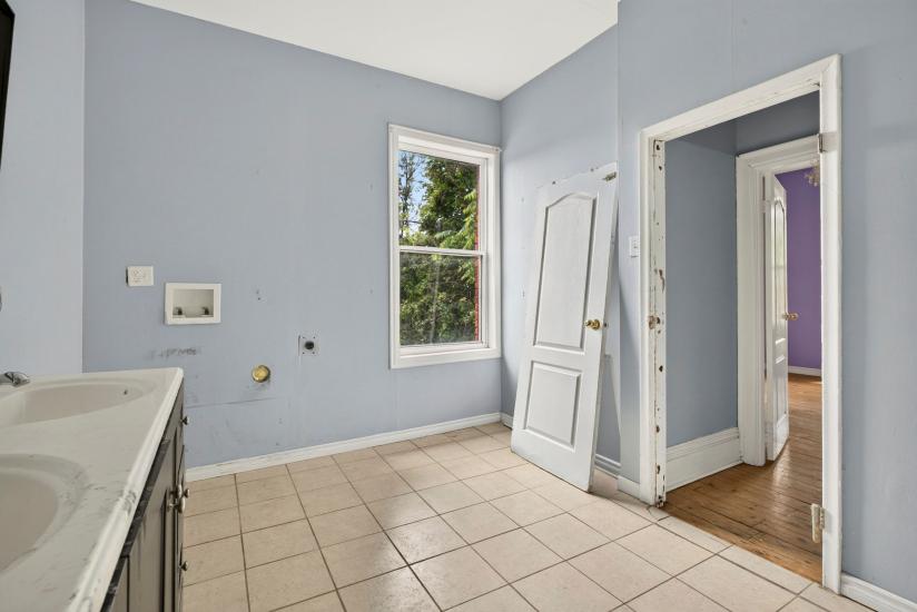 Property listing for 86 Sherman Ave. N., Hamilton, ON