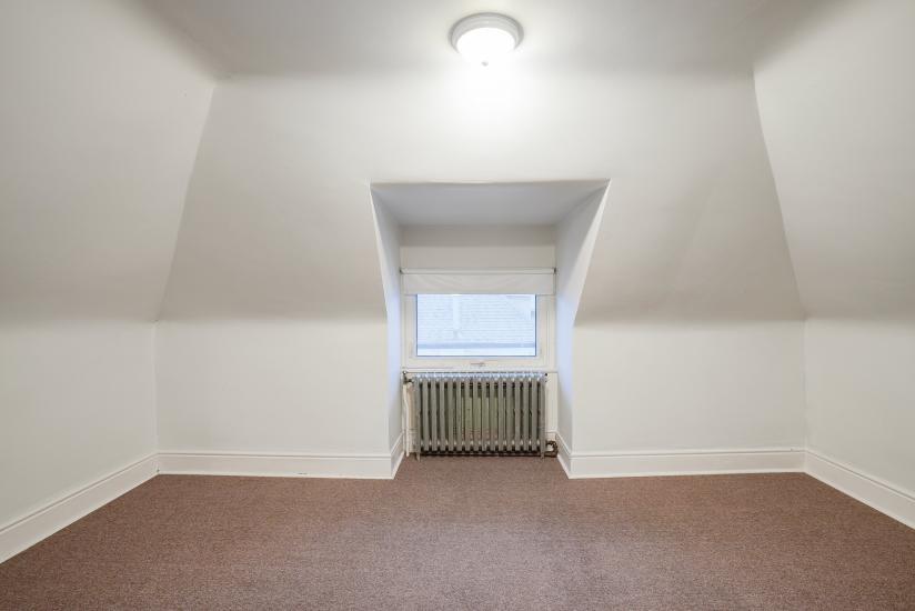 Property listing for 115 Balsam Ave S, Hamilton, ON