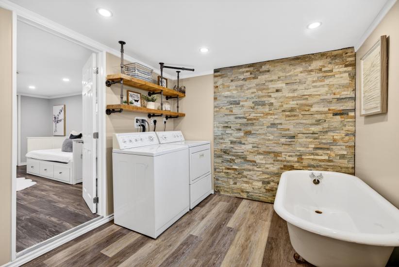 Property listing for 380 East 37th St., Hamilton, ON