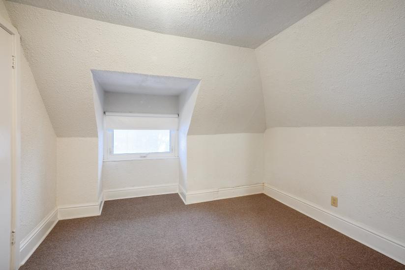 Property listing for 115 Balsam Ave S, Hamilton, ON