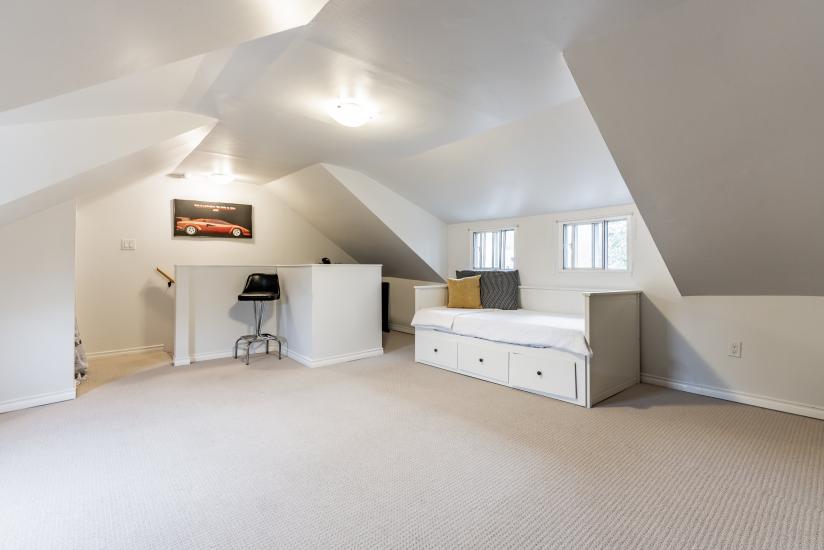 Property listing for 9 Blythe St., Hamilton, ON