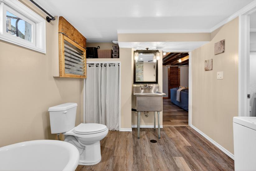Property listing for 380 East 37th St., Hamilton, ON