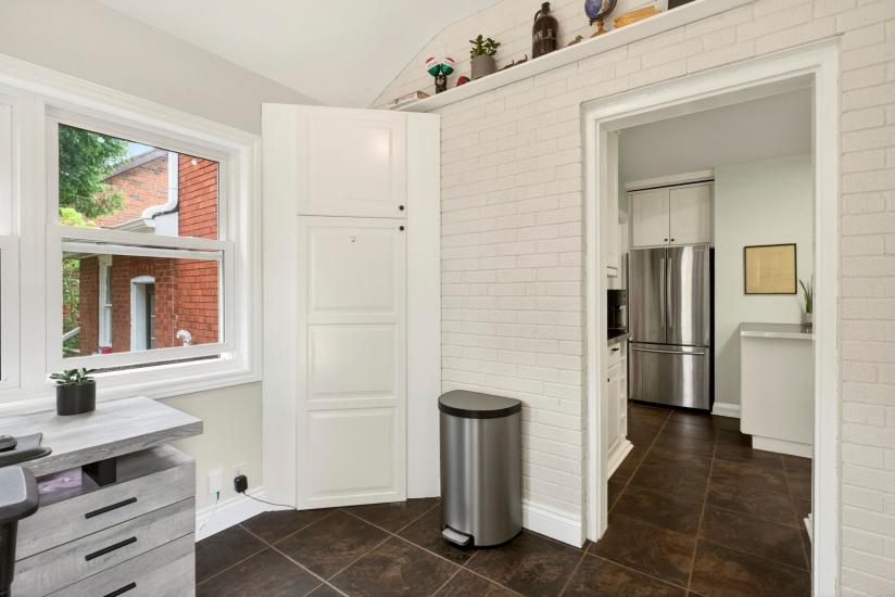 Property listing for 13 Tweedsmuir Ave., Dundas, ON