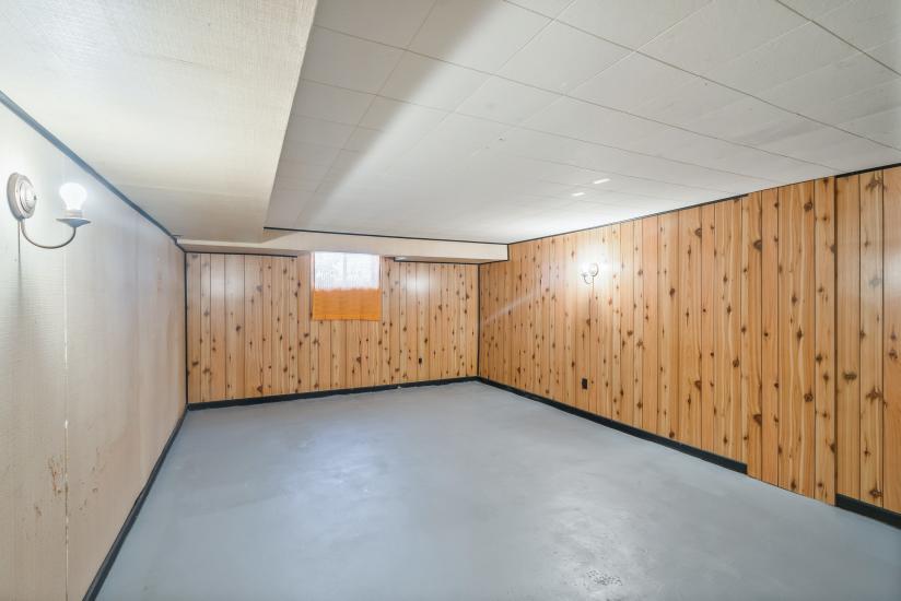 Property listing for 15 Dundas St, Dundas, ON