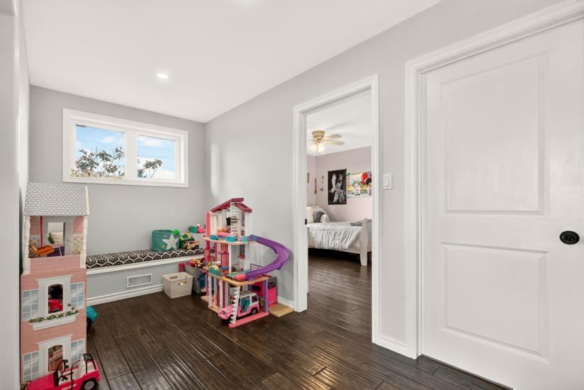 Property listing for 98 First Rd. W., Stoney Creek, ON