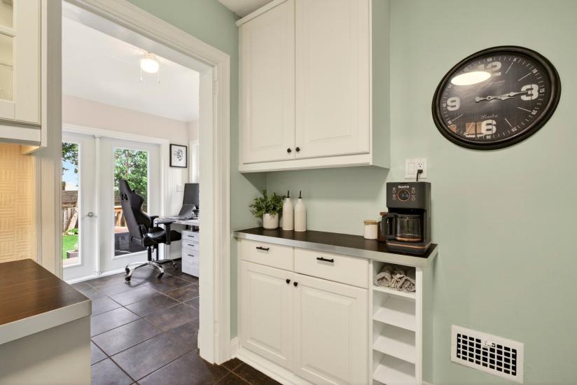 Property listing for 13 Tweedsmuir Ave., Dundas, ON