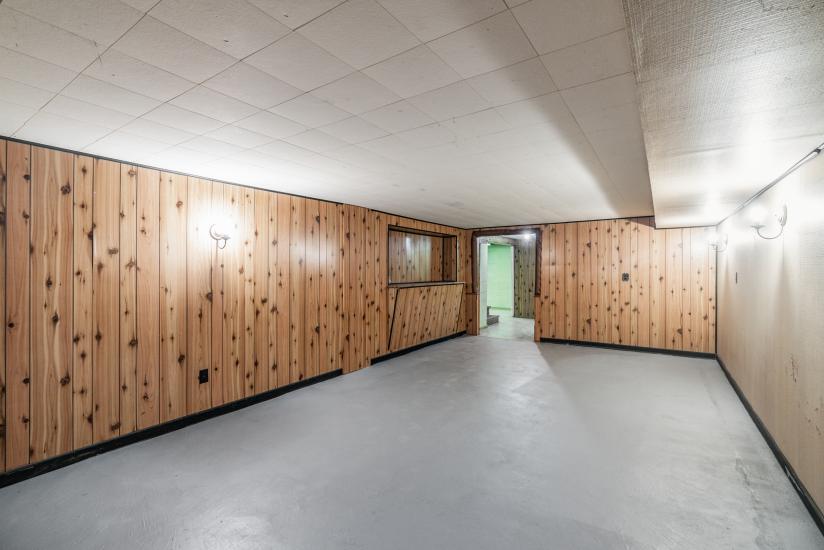 Property listing for 15 Dundas St, Dundas, ON