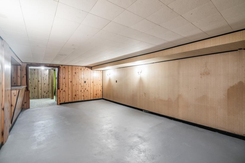 Property listing for 15 Dundas St, Dundas, ON