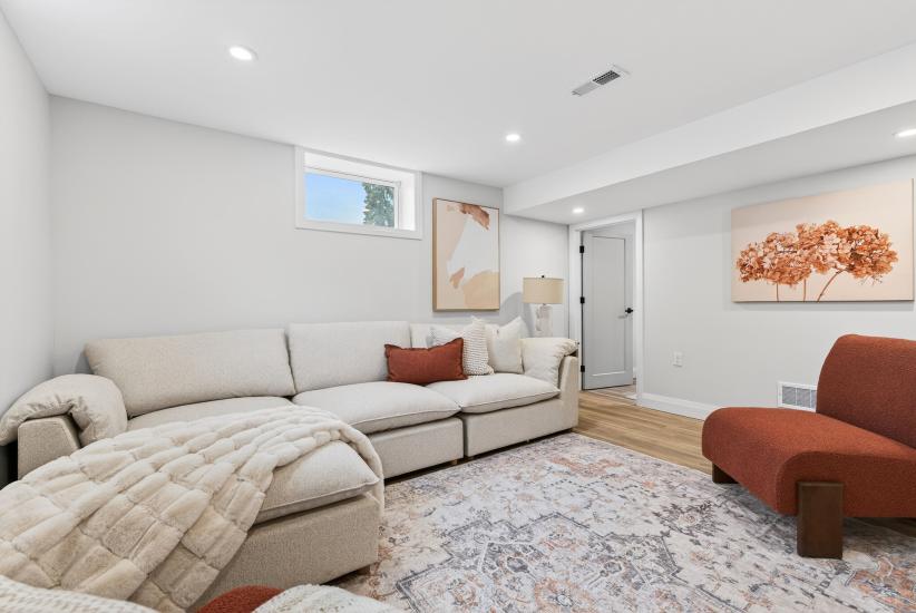 Property listing for 330 East 15th St, Hamilton, ON