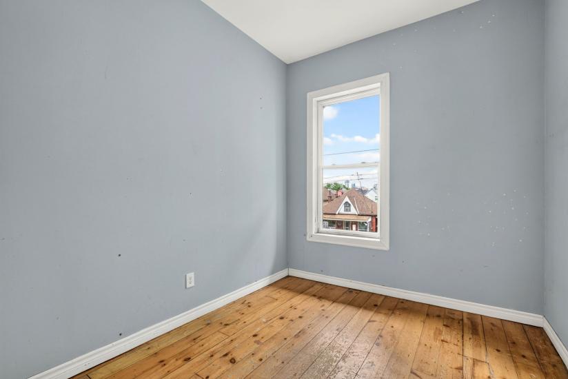 Property listing for 86 Sherman Ave. N., Hamilton, ON