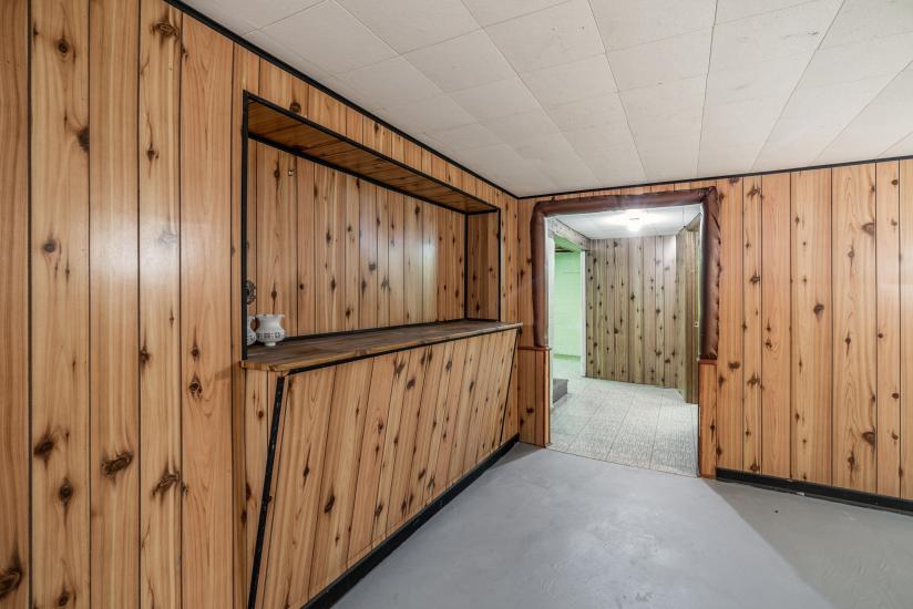 Property listing for 15 Dundas St, Dundas, ON