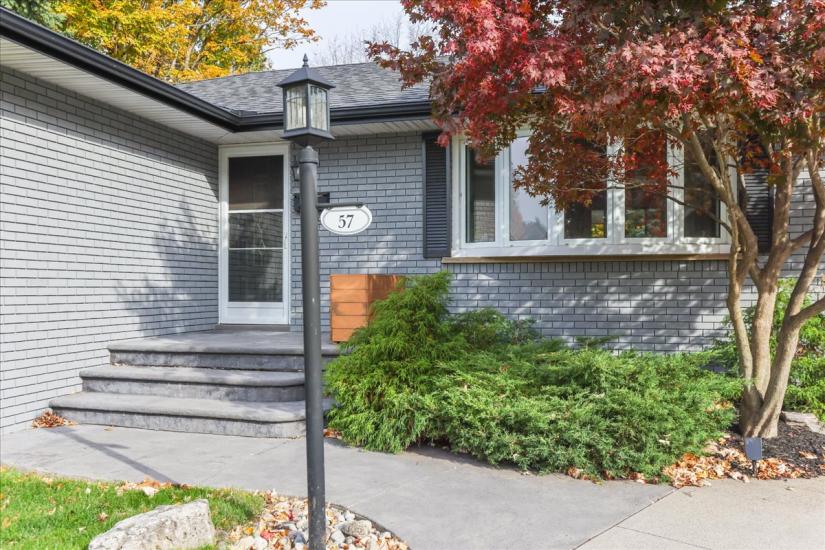 Property listing for 57 Middle Crest Street, Ancaster, ON