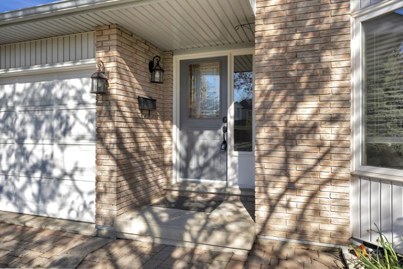 Property listing for 60 Kitty Murray Lane, Ancaster, ON
