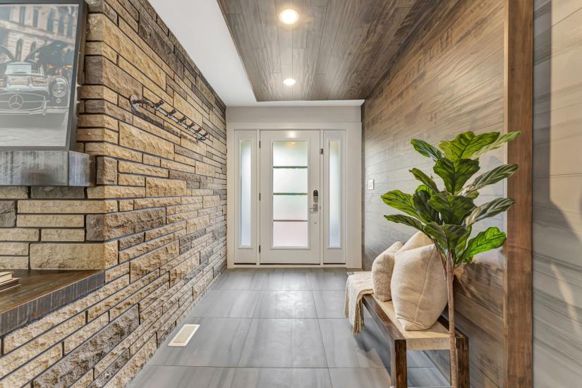 Property listing for 672 Hiawatha Blvd., Ancaster, ON