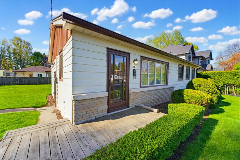 Property listing for 10 Oakley Crt., Ancaster, ON