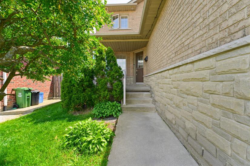 Property listing for 40 Lanza Crt., Hamilton, ON