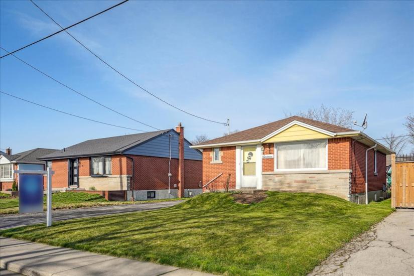 Property listing for 16 Greenwood St., Hamilton, ON