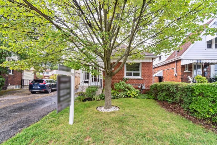 Property listing for 133 Longwood Rd. N., Hamilton, ON