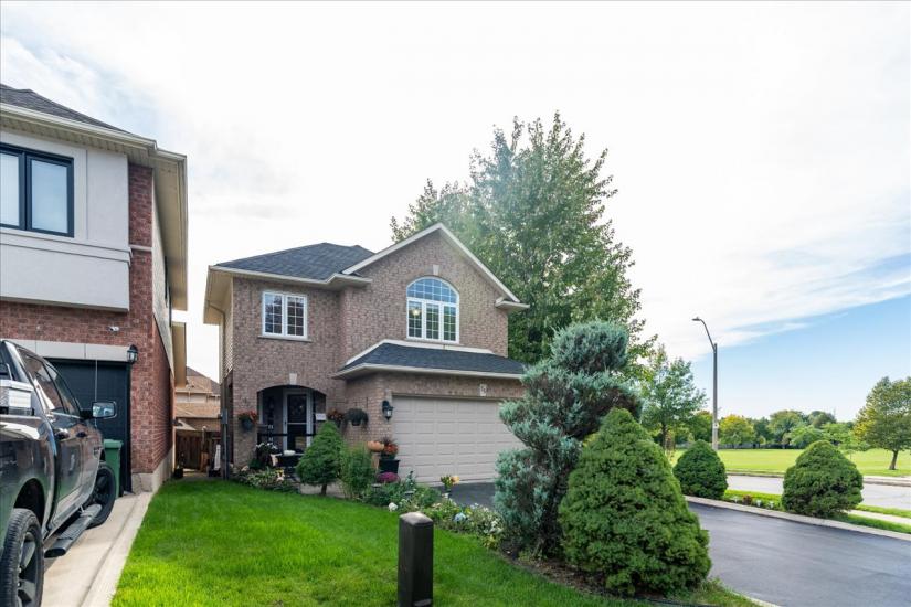 Property listing for 75 Claudette Gate, Hamilton, ON