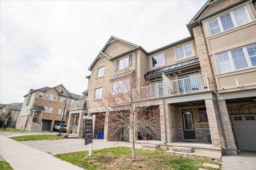 Property listing for 209 Westbank Trail, Hamilton, ON